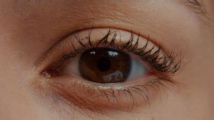 Lee más sobre el artículo Ojos hinchados por la alergia: causas y tratamiento