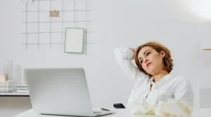 Lee más sobre el artículo Ergonomia visual: Qué es y 7 consejos prácticos para el Síndrome Visual Informático